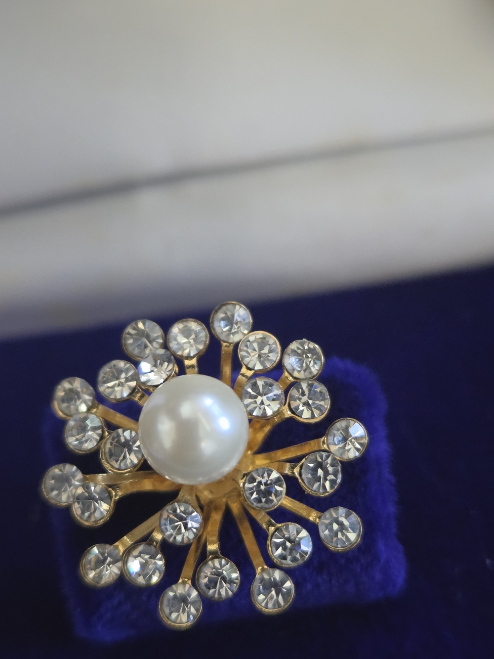 Vintage Japanese Pearl & Crystal Scarf Pin Brooch – Gold Tone